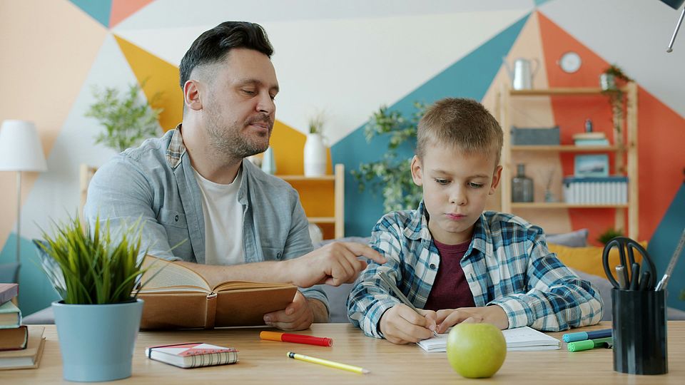 Schulbegleitung - unsplash Bild Schulbegleitung: Eine Schulbegleitung oder Teilhabesassistenz unterstützt Kinder und Jugendliche, die aufgrund einer (drohenden) seelischen, geistigen oder körperlichen Beeinträchtigung zusätzlichen Hilfebedarf neben den Leistungen der Schule haben.