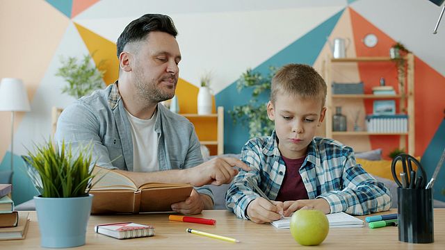 Bild Schulbegleitung: Eine Schulbegleitung oder Teilhabesassistenz unterstützt Kinder und Jugendliche, die aufgrund einer (drohenden) seelischen, geistigen oder körperlichen Beeinträchtigung zusätzlichen Hilfebedarf neben den Leistungen der Schule haben.